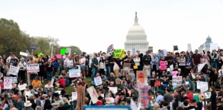 Masivas manifestaciones protestaron contra los recortes de Donald Trump y Elon Musk en todo Estados Unidos