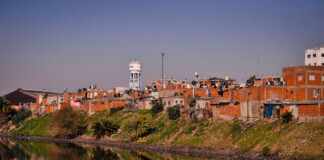 Aseguran que el Gobierno porteño frenó las obras de agua y saneamiento de la Villa 21-24-Zavaleta Cloacas a cielo abierto Villa 21 - 24 de Barracas, ciudad de Buenos Aires. Foto Maxi Failla