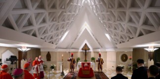 Respeto y oraciones dentro del velatorio privado de Francisco