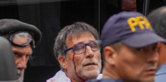 La policía reprimió otra vez a los jubilados e hirió al cura Paco Olveira