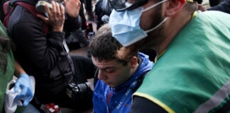Reprimieron al reportero gráfico que fotografió a Santiago Caputo