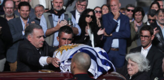 Una multitud despide el cortejo fúnebre del «Pepe» Mujica en Montevideo