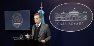El Gobierno relanza el servicio militar voluntario El vocero Manuel Adorni, hoy en la conferencia de prensa.