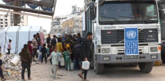 La ONU rechaza el plan de Israel para tomar el control de la ayuda humanitaria en Gaza Camion de la ONU entrando a Gaza