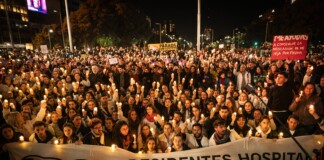 Los residentes del Hospital Garrahan marcharon con velas al Obelisco