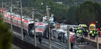 Ascienden a 39 los muertos tras el descarrilamiento de dos trenes en España