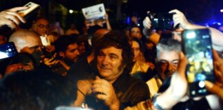 «Tour de la Gratitud»: Cánticos cruzados y tensión en la visita de Milei a Mar del Plata