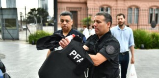 El cabo que se encadenó en Casa Rosada ratificó su denuncia y apuntó contra la cúpula