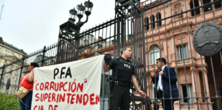 Un agente de la PFA se esposó a las rejas de la Casa Rosada para denunciar una presunta trama de corrupción