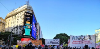 Caos en el centro porteño: la Policía reprime a manifestantes que marchan contra la reforma laboral