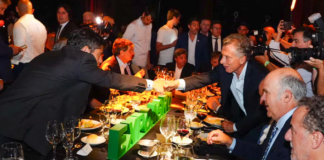Kicillof y Macri sentados en la misma mesa