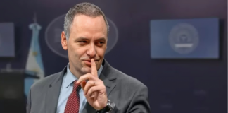 La conferencia fallida de Adorni y el operativo bastón para sostenerlo
