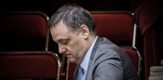 Karina Milei y Santiago Caputo coinciden en la salida de Manuel Adorni