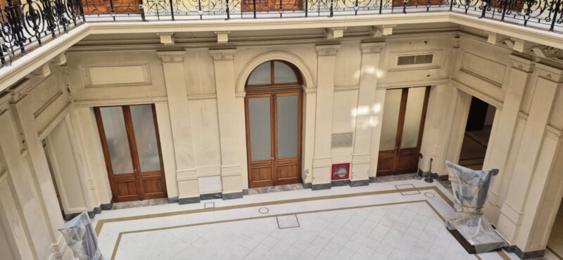 Los vidrios esmerilados de la ex biblioteca de la Casa Rosada. Foto: Fabián Waldman